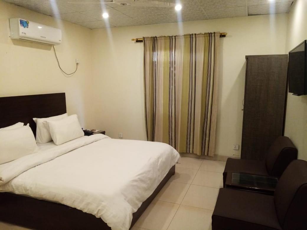 Elet Business Hotel Karachi Bagian luar foto